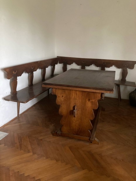 Régi egyedi készítésű ebédlőasztal