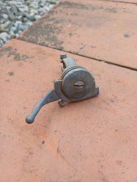 R�gi j�rm� szivat�kar.