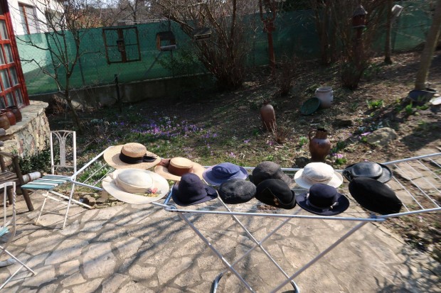 R�gi korabeli kalapok darabonk�nt