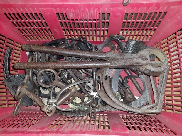 R�gi l�szersz�mok lovas eszk�z�k fog� kengyel l�nc patk� zabla