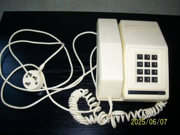 Régi nyomógombos telefon-Mechanikai Művek 1985 (Krémszínű)
