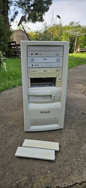 Régi pc ház tápegységgel és 3 optikai meghajtóval