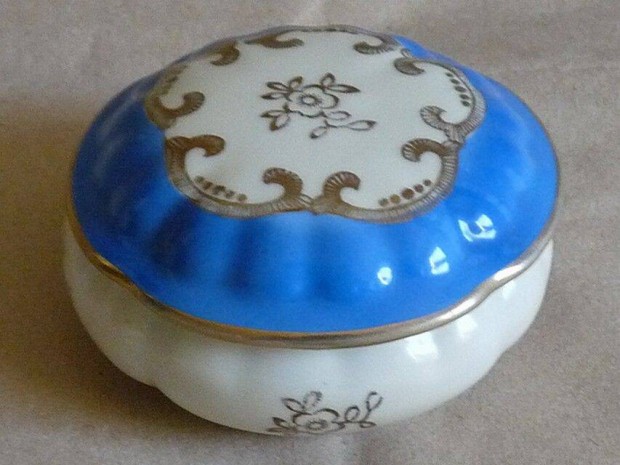 Rgi porceln bonbonier, kszertart