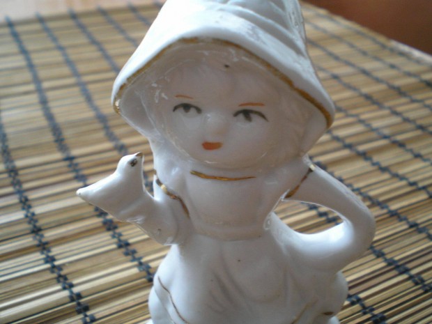 Rgi porceln figura kislny kezben madrral