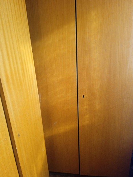 R�gi ruh�s szekr�ny, gardr�b