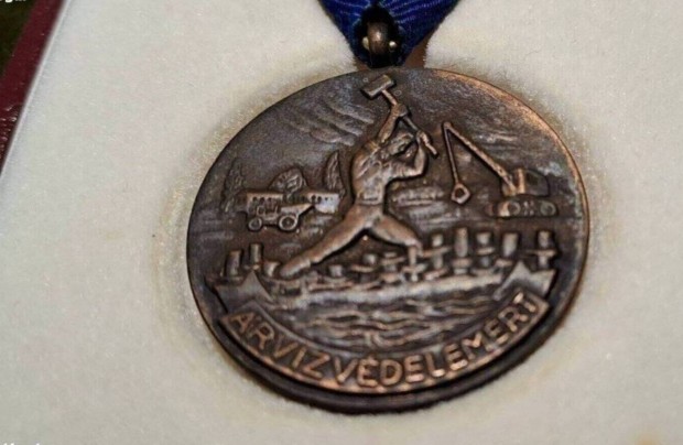 Régi szocialista kitüntetés árvízvédelemért