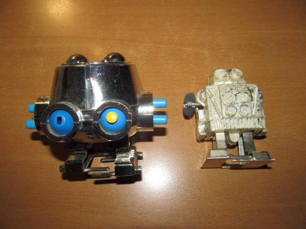 Régi szovjet / orosz felhúzhatós játék robot figura kupac