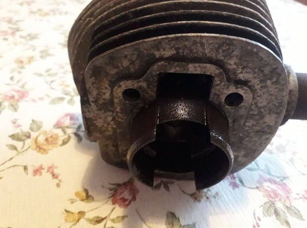 Régi veterán motorhoz való henger