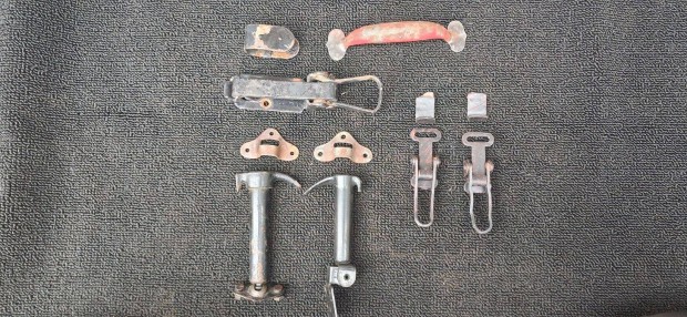 R�gi veter�n traktor katonai teheheraut� alkatr�szek