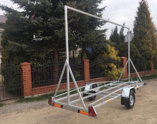 Rekl�mut�nfut� (5mx2,5m hasznos fel�let) ut�nfut�, 750kg, m�szakis