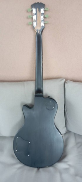 Relicelt elektromos gitár