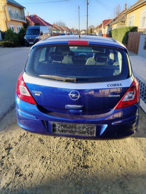 Remek opel corsa!