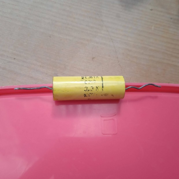 Remix 3,3 uF kondenz�tor , 100 V , C 219 , haszn�lt