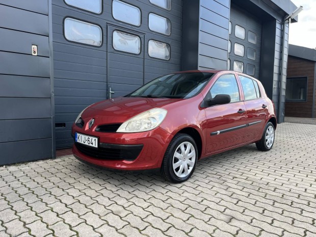 Renault Clio 1.2 16V Dynamique Plus Szervizköny...