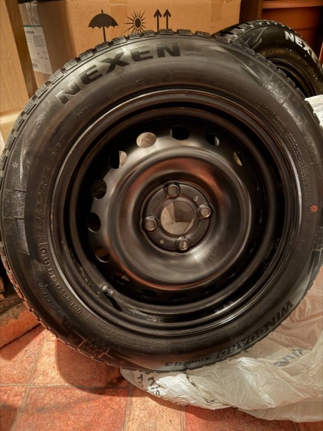 Renault Clio 3. acél felni, 185/60 R15 téli gumival eladó