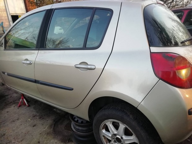 Renault Clio III 3 ajts 5 ajts ajto csomagtr ajt minden oldalra