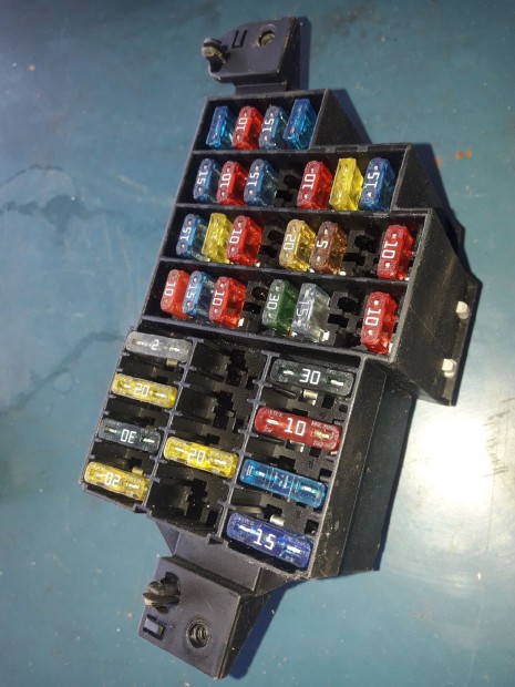 Renault Clio II Biztos�t�kt�bla / Rel� T�bla