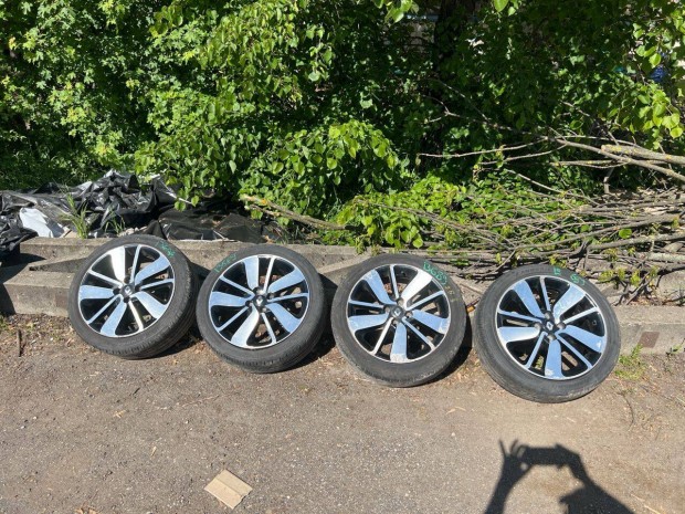 Renault Clio IV / R17 / 4x100 / 7,0J / ET44 Alufelni Szett Gumival