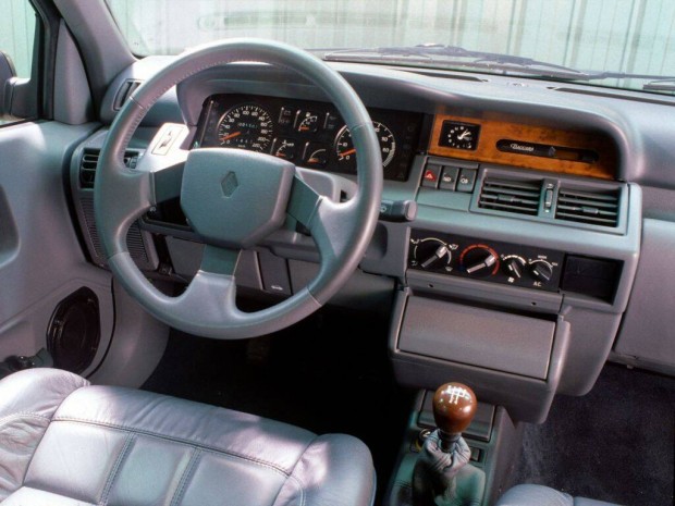 Renault Clio I megmaradt alkatrészek egyben 2000 Ft