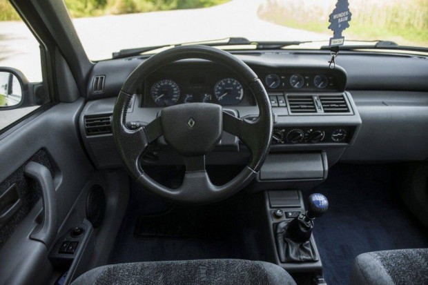 Renault Clio I megmaradt alkatrészek egyben 2000 Ft