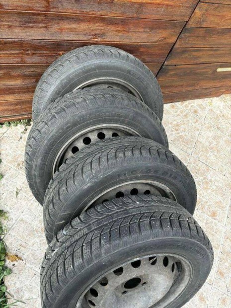 Renault Clio téli gumi felnivel eladó