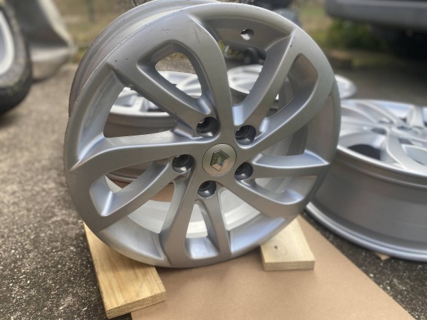 Renault Flueance gyri 16"-os alufelni szett 6.5x16 5x114.3