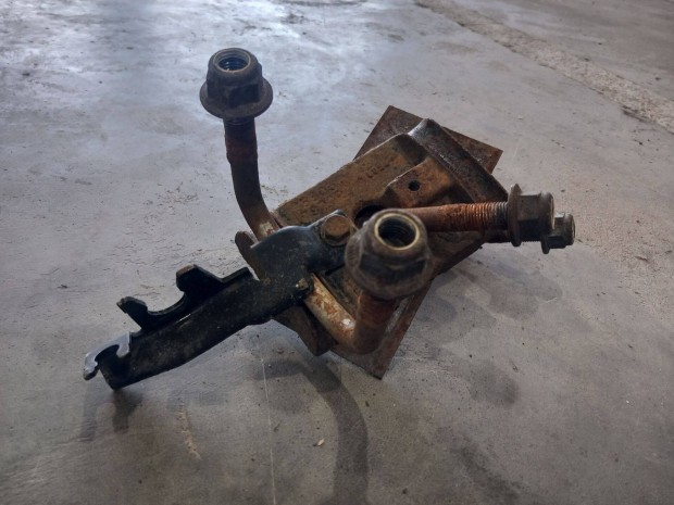 Renault Master Opel Movano 10- Laprug lefogat cuppnt csavar 9547