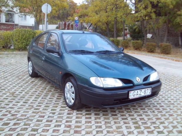 Renault Megane 1.4 Comfort Kevés kilométerrel.j...