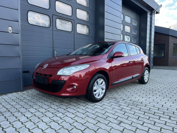 Renault Megane 1.6 Authentique Szervizknyv / K...