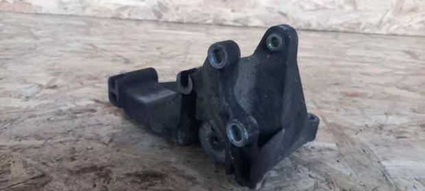 Renault TRAFIC 01-t�l Szerv� pumpa szivatty� gener�tor tart� bak 1822