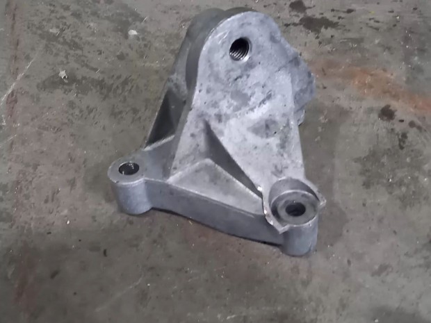 Renault TRAFIC Opel VIVARO 01- Motortart�bak motortart� bak konzol 811