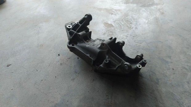 Renault TRAFIC Opel VIVARO 06 Gener�tor kl�makompresszor tart�bak 7334