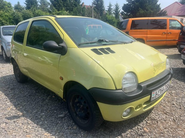 Renault Twingo 1.2 Base Gépháztető sérült!