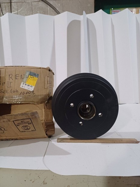 Renault clio III hátsó fékdob eladó kód: 8200290352