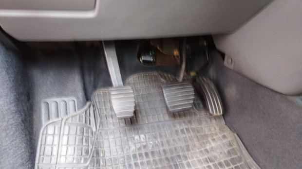 Renault kuplungpedál és fékpedál gumi 8200183752