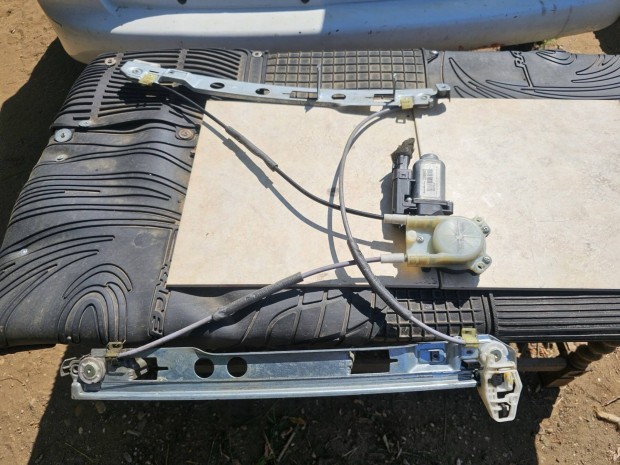 Renault megane 2 ablakemelő szerkezet és motor 12000