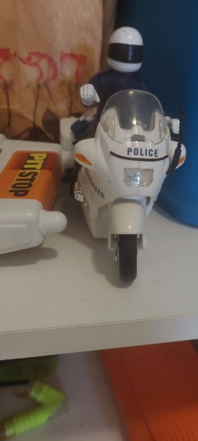 Rendőrmotor+ rendőr+ jelzőtáblák ajándékba