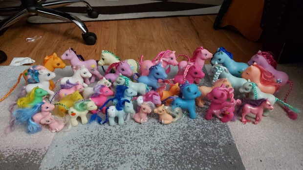 Rengeteg pony figura