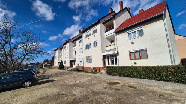 R�pcelak k�zpontj�ban, j� �llapot� f�ldszinti lak�s elad�