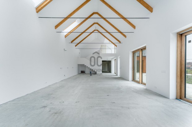 Reprezentat�v megjelen�s� �j�p�t�s�, �n�ll� csal�di h�z  ahol a luxus