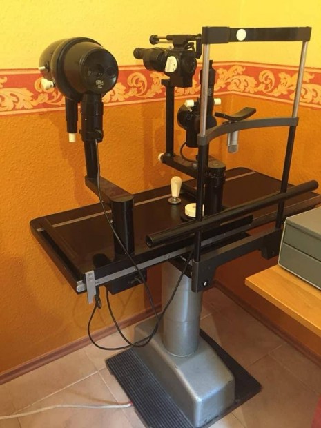 Réslámpa elektromos asztallal.