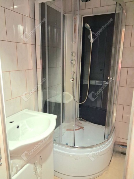 R�szben feluj�tott 4 emeleti t�rsash�zi lak�s  elad� Kom�romban !