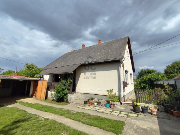 Részben felújított, 3 szobás családi ház Berhidán