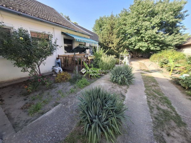 R�szben fel�j�tott, 3 szob�s csal�di h�z gar�zzsal