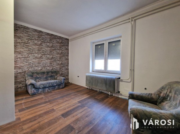 R�szben fel�j�tott, stabil szerkezet� kertes h�z