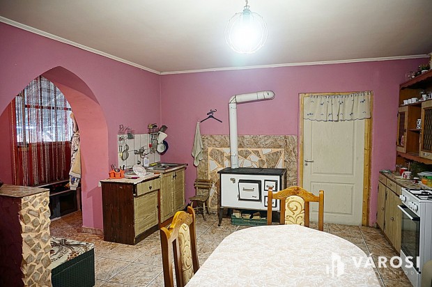 R�szben fel�j�tott csal�di h�z elad�!