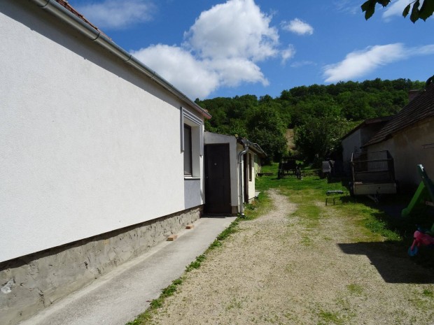 R�szben fel�j�tott h�z Kaj�rp�cen