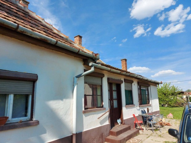 R�szlegesen fel�j�tott csal�di h�z elad� Fajszon!