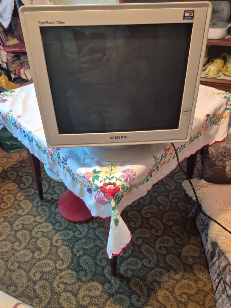 Retro 17 colos sik CRT monitor Gyjtknek