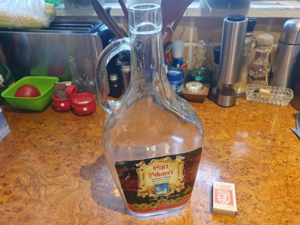 Retro 2 literes boros üveg butykos címkével szocreál egri bikavér